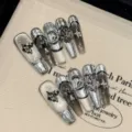 Handgemachte künstliche Fingernägel mit Cat-Eye Silberverlauf und gotischen Metall-Anhängern. - XS / Metallkreuz Gotischer Dunkler Stil (2608)