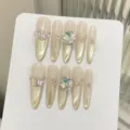 Handgemachte lange stiletto Klebenagel mit goldenem Cat Eye Effekt und Kristall Schleife. - XS / Thin Stiletto Stil (1197) / Gold Katzenauge Farbverlauf (1197)