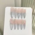Lange spitze künstliche Nägel mit pink grauem Ombre Katzenauge und feinen Strasssteinen. - XS / Stiletto (1111) / Rosa Grau Katzenauge