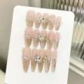 Lange Katzenauge-Künstnägel mit glänzenden Strasssteinen und eleganten Schmetterlingen. - XS / Thin Stiletto Stil (2795) / Nude Katzenauge