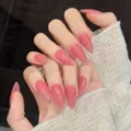 Nahaufnahme von langen Mandelform durchsichtigen rosa künstlichen Fingernägeln. - XS / Mittlerer Mandelstil (K25)