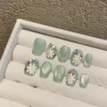 Faux ongles faits à la main, gel œil-de-chat vert clair avec marguerites blanches. - Très Petit (XS) / 1646-Cercueil Extra Court