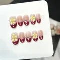 Handgefertigte künstliche Nägel Detailansicht mit roter French-Spitze und 3D-Blumen-Perlen-Design. - Extra Klein (XS) / Rote Französische Basis 3D Gelbe Blume Künstliche Perle Strass Stil (W479) / 10 Stück