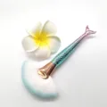 Brocha de maquillaje de abanico de sirena con mango escamado degradado y cerdas suaves. - Brocha para Polvos Suelta / 1 Pieza / Degradado Irisado