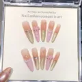 Lange Stiletto Kunstnägel mit luxuriösem rosa Ombre-Cat-Eye-Glitzer, 3D-Schleifen und Perlen. - XS / Stiletto Stil (859) / Nude Pink Gold Katzenauge