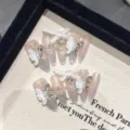 Faux ongles faits à la main avec gel cat-eye, perles, strass et nœuds papillons blancs. - Très Petit (XS) / 1984-Stiletto Long