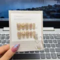 Unghie finte corte fatte a mano con perle eleganti e catene d'oro per uso quotidiano. - 372 Stile Corto Coffin / XS