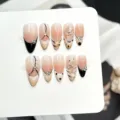 Handgefertigtes künstliches Nagelset mit Nude-Basis, schwarzen Spitzen und Strass-Blumen. - Extra Klein (XS) / Aprikose Gradient Spitzes Stiletto Strass Stil (W456) / 10 Stück