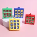 Primer plano de coloridos llaveros Tic Tac Toe, detalles del juguete de puzzle giratorio. - Juego de Rompecabezas Tic-Tac-Toe / 4.8x5cm (11g)