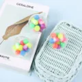Gros plan détaillé sur des balles anti-stress transparentes remplies de petites perles. - Balle de Déventement Lisse / 6cm
