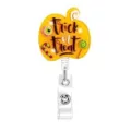 Nahaufnahme Detail der glänzenden Halloween Kürbis Ausweishülle mit süßen Bonbon Motiven. - Trick Kürbis