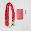 Rotes Stoff-Lanyard Detail mit Scrunchie-Gurt, Kartenhalter und kleinem Schraubendreher. - Rot