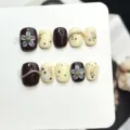 Handgefertigtes künstliches Fingernägel Set mit floralem Design und braunen Akzenten für Alltag. - Extra Klein (XS) / Dunkelbraun & Creme 3D Floraler Stil (W467) / 10 Stück