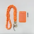 Oranger Stoff Lanyard und Kartenhalter Set Detailansicht mit weicher Stoffstruktur. - Orange
