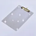 Glitzer Acryl Klemmbrett Detailansicht, robustes Schreibbrett mit stabilem goldnem Metallclip. - Silber