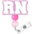 Einfahrbarer Krankenschwester Ausweishalter mit rosa Glitzer RN Buchstaben und Perlen. - RN (Berufsbezeichnung) / 3,2 cm Durchmesser / Rosa