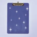 Vue de détail rapprochée du presse-papiers en acrylique pailleté avec pince dorée. - Bleu