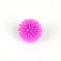 Primo piano dettagliato di una mini pallina antistress rosa con punte da 30 mm, giocattolo. - Viola