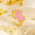 Gedetailleerdeweergave van de elegante minimalistische 18K vergulde roestvrijstalen ring. - Hart Open Ring / Roze