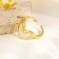 Gedetailleerde close-up van een minimalistische gouden open ring met chic wit hart. - Hart Open Ring / Wit