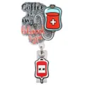 Niedlicher Ausweishalter für Pflegekräfte mit Glitzer Kaffee Design und einziehbarer Clip. - Infusionsbeutel