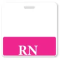 Detailansicht des weißen Acryl-ID-Ausweishalters mit rosa Bodenleiste und RN-Druck. - RN Horizontaler Stil / Rosa