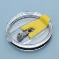 Couvercle de gobelet universel en plastique transparent de 20 oz avec obturateur coulissant. - Jaune