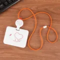 Weißer Ausweishalter mit orangefarbenem Lanyard und Einzugspule, Detailansicht. - Stethoskop-Druck / Stil 4 (Orangefarbenes Stethoskop) / Orange