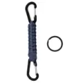 Detailansicht des schwarzen Metall-Doppelkarabiners mit dunkelblauem Paracord und Schlüsselring. - Blau