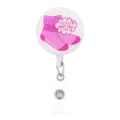 Detailansicht des einziehbaren Ausweishalters, süßes rosa Cartoon-Socken-Design, robuster Clip. - Rosa