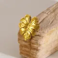 Gros plan détaillé de l'élégante broche feuille dorée au design texturé exquis. - Style Feuille de Plante (RT39XZ)