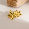 Gros plan détaillé de la broche fleur dorée brillante en acier inoxydable poli fin. - Style Combo Double Fleur (RT216XZ)