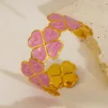 Vergoldetes Edelstahl Armband mit rosa Emaille Kleeblatt, modischer offener Blumen Armreif. - Rosa