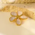 Broche fleur exquise à cinq pétales avec bordure plaquée or et détail de goutte d'huile émaillée. - Style de Broche (RT267XZ) / Blanc