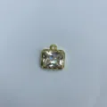 Primo piano dettagliato di un ciondolo quadrato in zircone cubico dorato componente. - Quadrato (Q1-01) / Oro