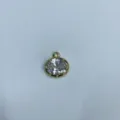 Primo piano dettaglio del ciondolo con zircone ovale placcato oro, accessorio fai da te. - Ovale (Q1-02) / Oro