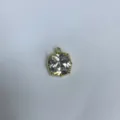 Primo piano dettaglio di un ciondolo quadrato in zircone cubico placcato oro componente fai da te. - Quadrato (Q1-10) / Oro