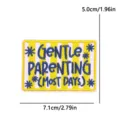 Geel gestreepte geborduurde patch met engelse tekst DIY kledingdecoratie 7.1x5cm - Zachtaardig Ouderschap (PE19746CT) / Geel Wit Gestreept