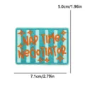 Geborduurde stoffen patch met kleurrijke strepen en letters, ideaal voor kledingdecoratie. - Blauw-witte strepen