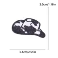 Primer plano detallado del parche bordado de sombrero de vaquero con medidas exactas indicadas. - Manchado Blanco y Negro (PE18763CT)