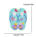 Precioso parche de tela bordado con diseño de chanclas y flores para decorar sombreros. - Chanclas de Flores Azul Claro (PE17066CT)