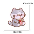 Lindo parche bordado de gato de dibujos animados DIY accesorio animal dulce bebida de fresa - Bebida de Fresa Gato Gris (PE16464CT)