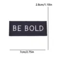 Μαύρο κεντημένο μπάλωμα με κείμενο BE BOLD, κομψό αξεσουάρ ρούχων και σήμα DIY. - Στυλ Σλόγκαν Να Είστε Τολμηροί (PE18014CT)