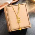 Pendentif initial en or en acier inoxydable de detail montrant un design elegant et chic. - Lettre E (WY006SL) / Or