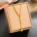 Gros plan détail sur les bijoux de bracelet de lettre en acier inoxydable plaqué or. - Lettre I (WY006SL) / Or