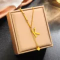 Magnifique collier lettre K plaqué or en acier inoxydable avec maillons barres chic. - Lettre K (WY006SL) / Or