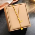 Gros plan détaillé du collier élégant en acier inoxydable plaqué or 18k avec lettre L. - Lettre L (WY006SL) / Or