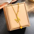 Vue rapprochée du collier pendentif lettre M doré, bijou minimaliste en acier au titane. - Lettre M (WY006SL) / Or