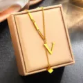 Exquise collier en acier inoxydable lettre V doré avec un pendentif pendentif cube chic - Lettre V (WY006SL) / Or