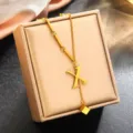 Élégant collier pendentif lettre X en acier inoxydable doré, détail de bijoux minimalistes chic. - Lettre X (WY006SL) / Or